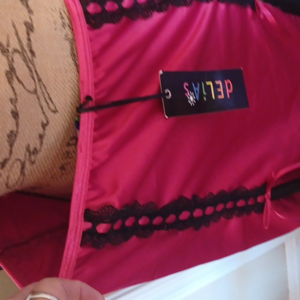 Elegant Pink and Black Lace Dress - Picture 5 of 15